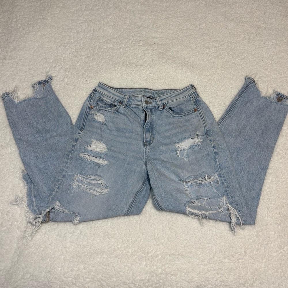 American Eagle Women Light Wash Distressed Mom Jeans